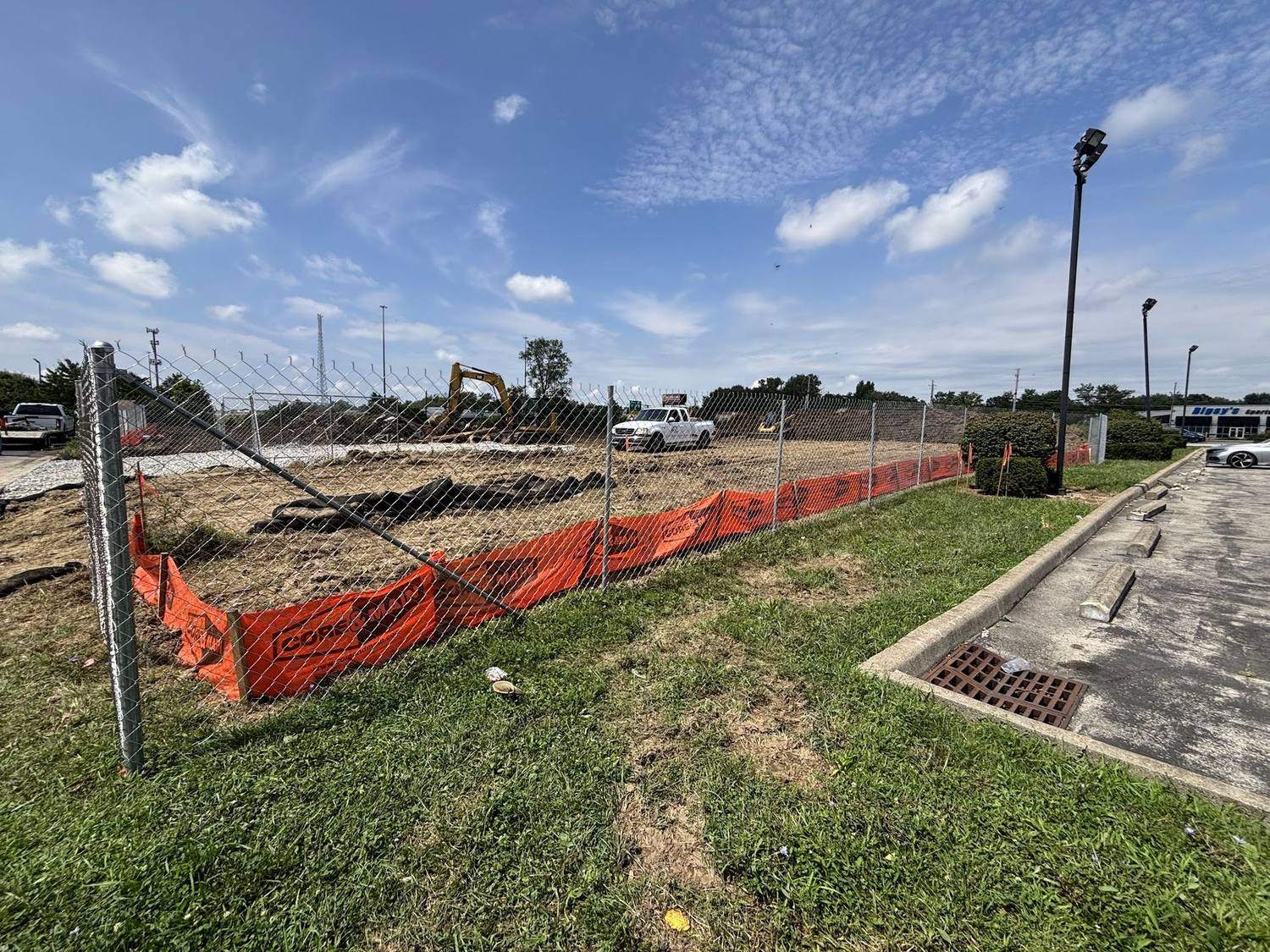 Temporary fence and safety fence running along the edge of a site